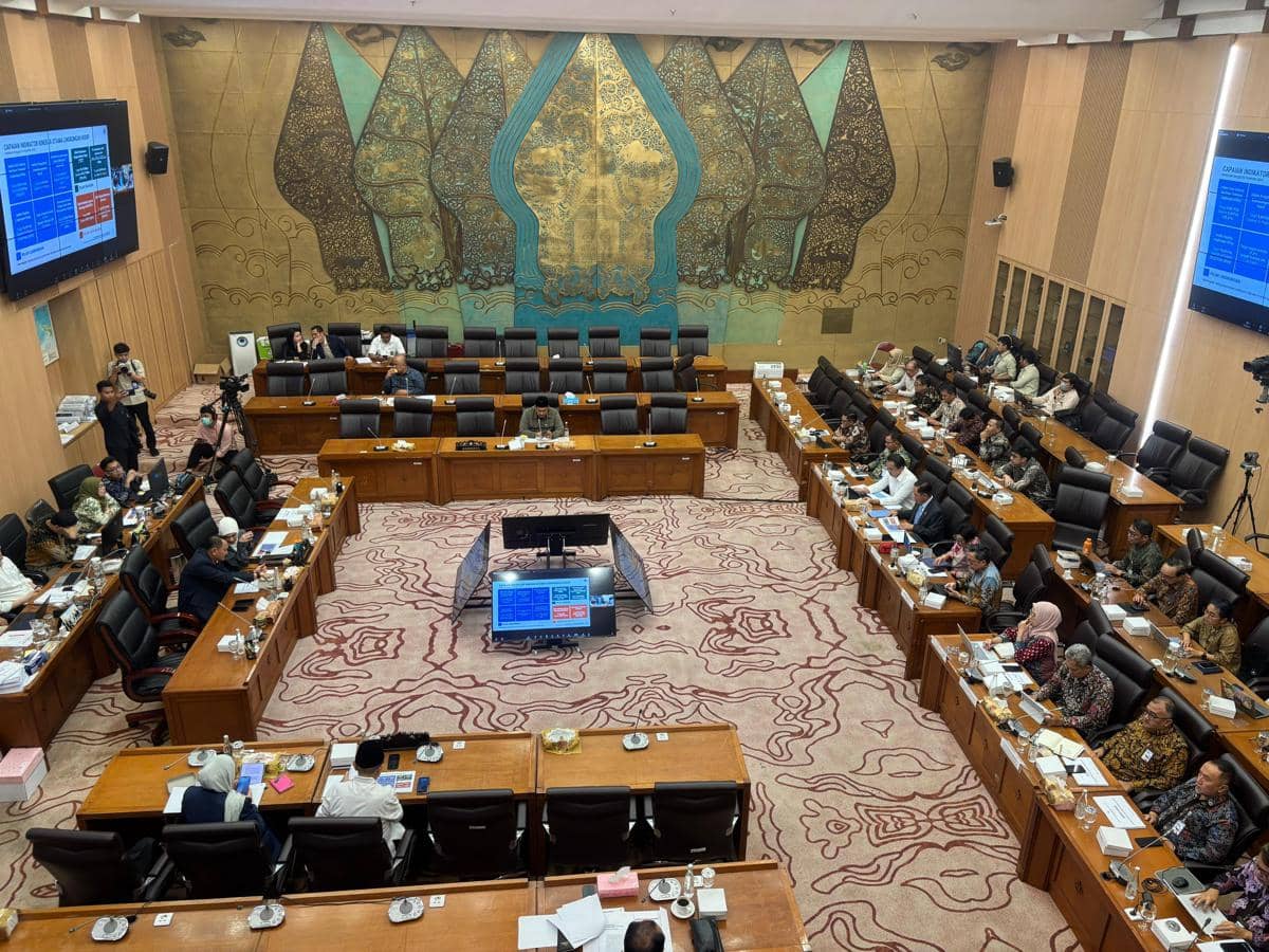 Menteri Lingkungan Hidup Hanif Faisol Nurofiq saat rapat kerja bersama Komisi XII DPR RI di Komplek Parlemen, Senayan, Jakarta, Rabu (3/12/2024).