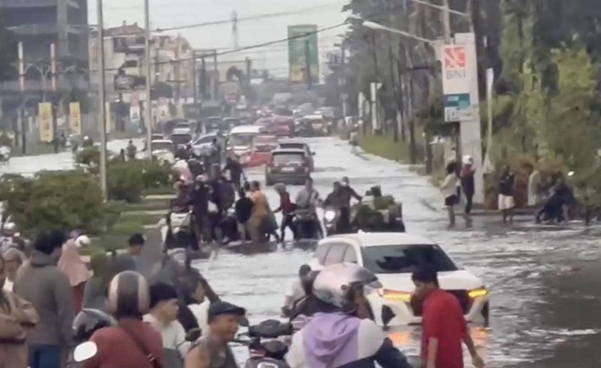 Banjir di kawasan depan Universitas Negeri Medan (dok warga untuk IDN Times)