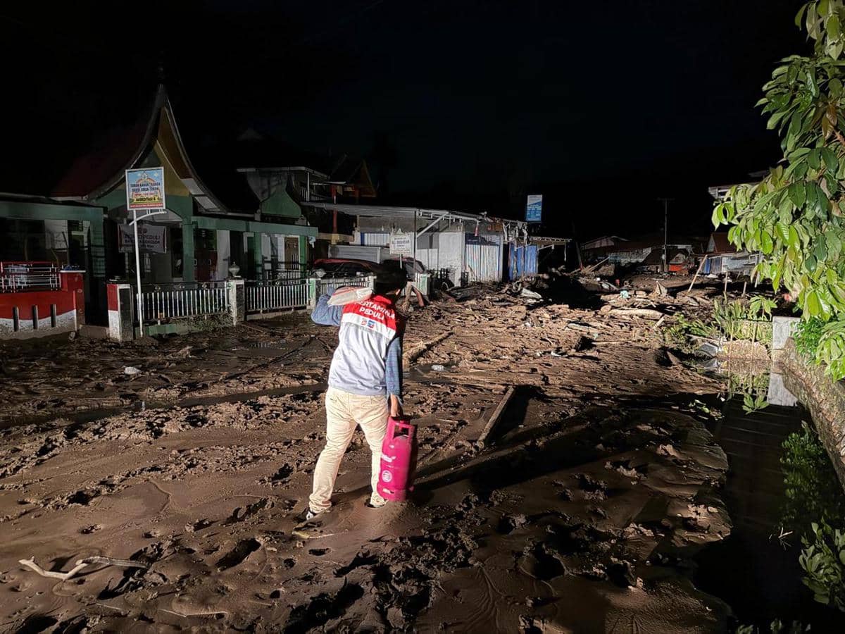 Pertamina menyalurkan LPG ke sejumlah daerah terisolir karena banjir (dok.Pertamina Patra Niaga Sumbagut)