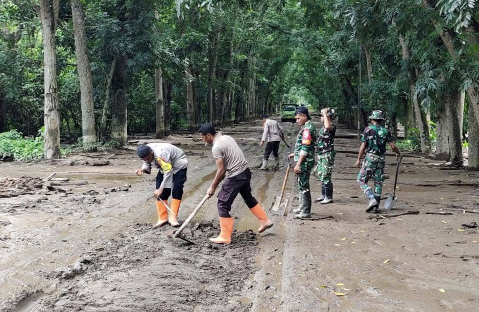 Petugas melakukan pembersihan jalan pasca dilanda lahar Gunung Lewotobi Laki-laki. 