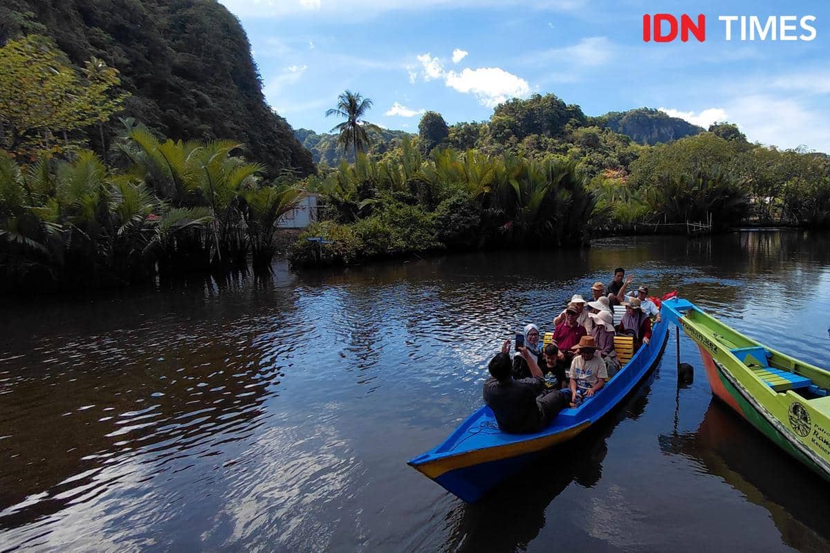 PLN berkolaborasi dengan warga mengoperasikan perahu listrik sebagai moda transportasi ramah lingkungan di kawasan wisata Rammang-Rammang, Kabupaten Maros, Sulawesi Selatan. (IDN Times/Aan Pranata)