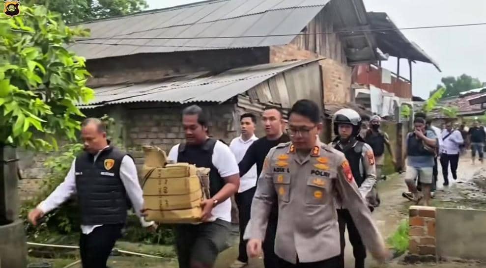 Proses penangkapan dua bandar narkoba di Desa Bantan Pelita OKU Timur.