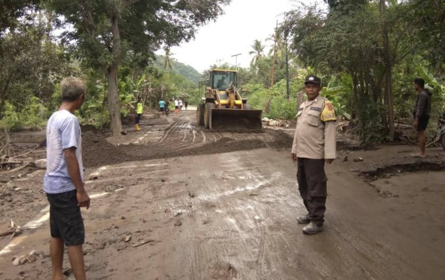 Petugas melakukan pembersihan jalan pasca dilanda lahar Gunung Lewotobi Laki-laki.