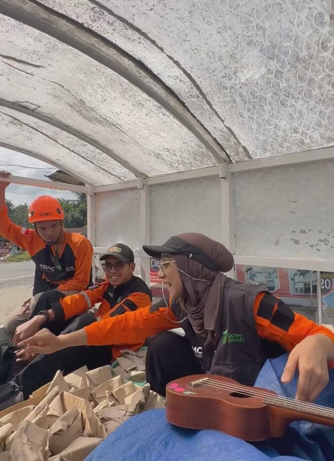 Chiki Fawzi Bantu Dapur Umum untuk Korban Banjir (instagram.com/chikifawzi)