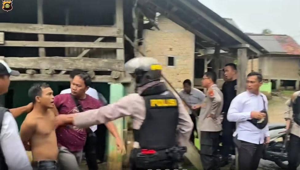 Proses penangkapan dua bandar narkoba di Desa Bantan Pelita OKU Timur.