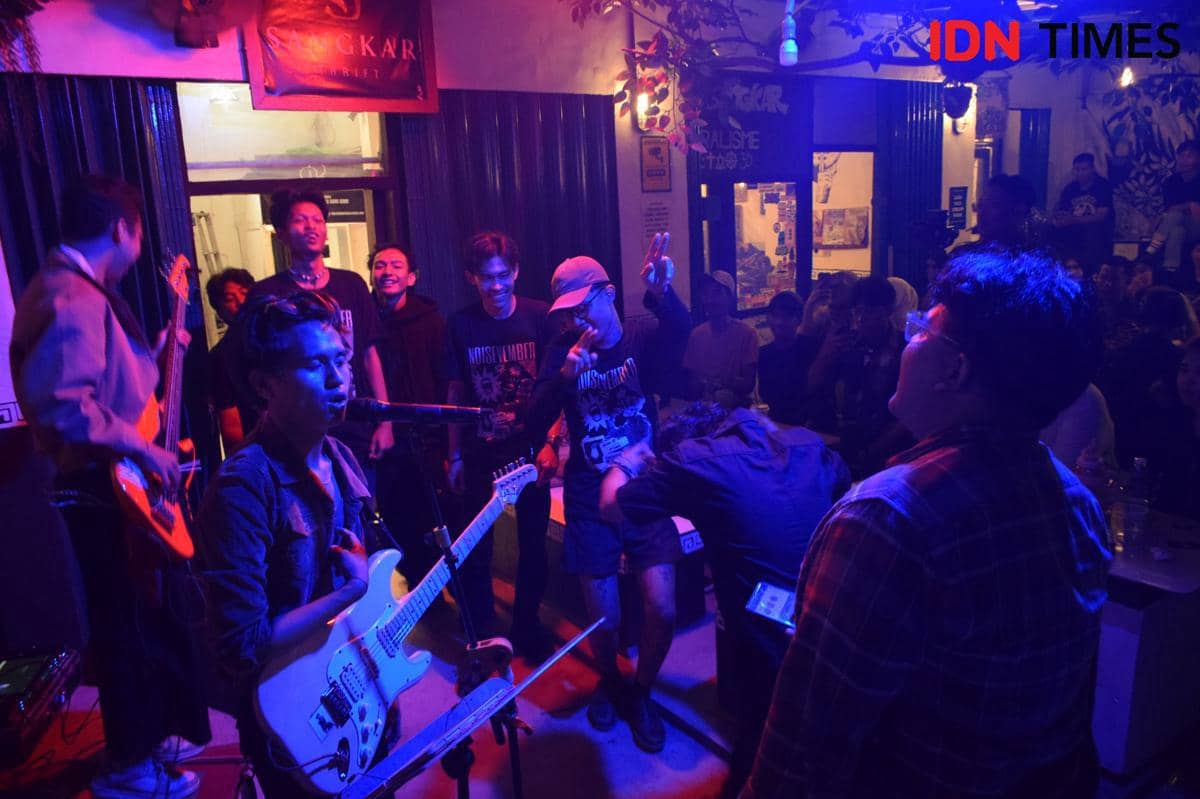 Ruang kreatif Noisevember jadi ajang bertemunya musisi lokal di Sangkar Coffee (IDN Times/Rangga Erfizal)