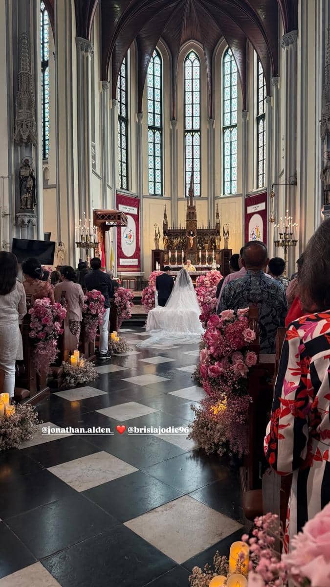 Brisia Jodie dan Jonathan Alden menikah