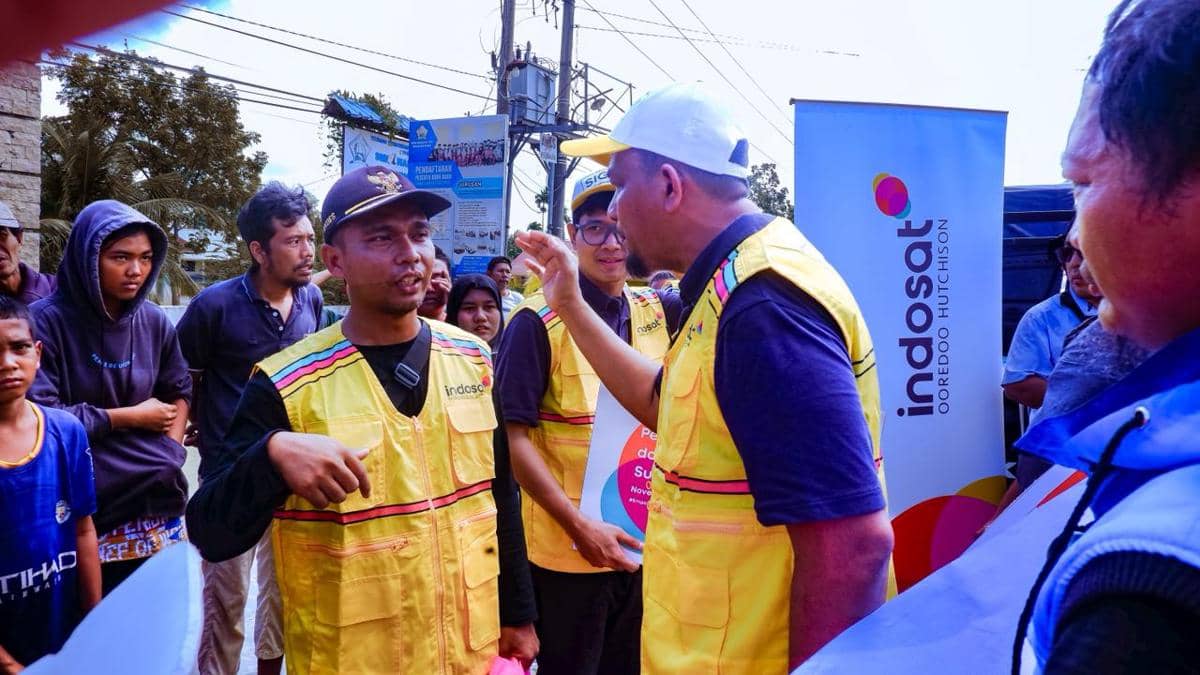Indosat melakukan perbaikan jaringan dan menyalurkan bantuan untuk korban banjir Sumatra (dok.Indosat)