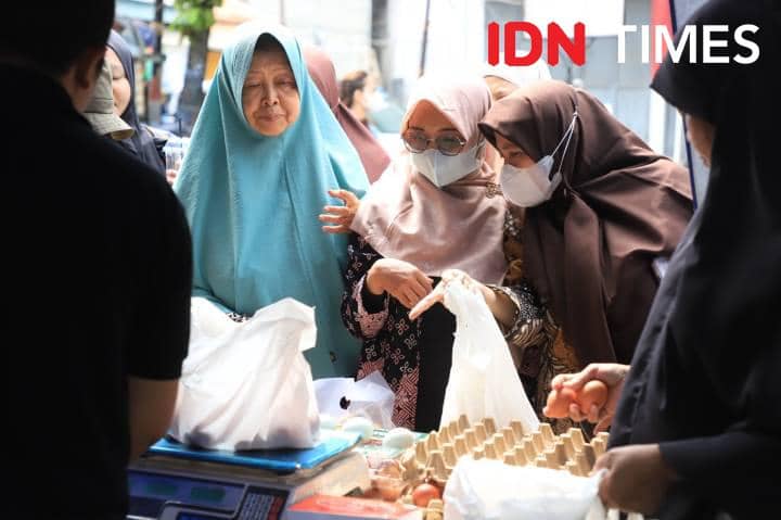 Warga Tangerang berbelanja telur ayam