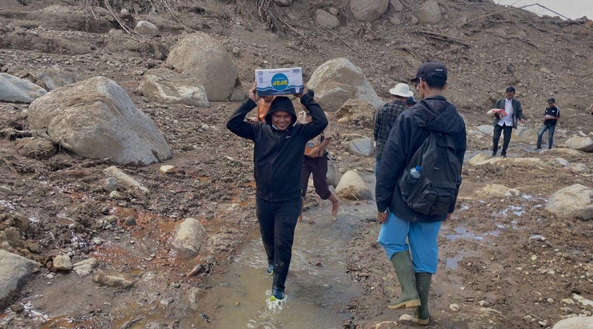 Relawan membawa bantuan ke posko di Nagari Salareh Aie Timur, Kecamatan Palembayan, Kabupaten Agam, Sumatra Barat (Sumbar), Rabu (3/12/2025). (IDN Times/Halbert Caniago)
