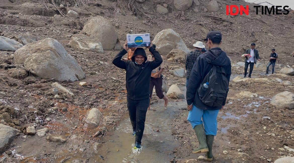 Relawan membawa bantuan ke posko di Nagari Salareh Aie Timur, Kecamatan Palembayan, Kabupaten Agam, Sumatra Barat (Sumbar), Rabu (3/12/2025). (IDN Times/Halbert Caniago)
