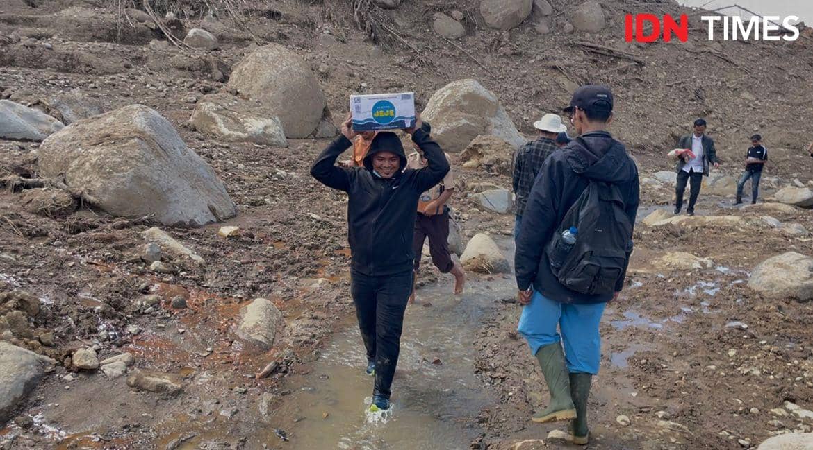 Relawan membawa bantuan ke posko di Nagari Salareh Aie Timur, Kecamatan Palembayan, Kabupaten Agam, Sumatra Barat (Sumbar), Rabu (3/12/2025). (IDN Times/Halbert Caniago)