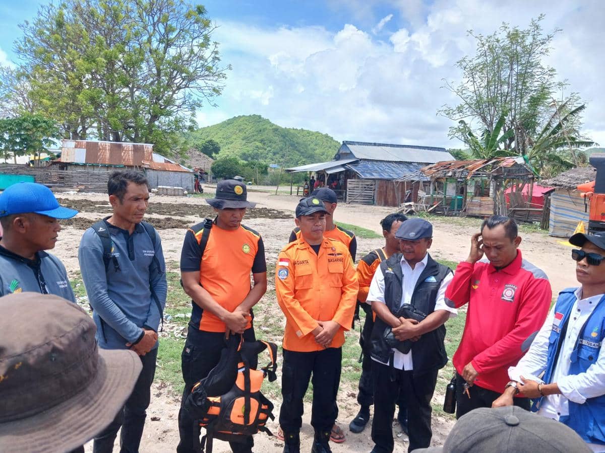 Tim Rescue Pos SAR Bima yang diterjunkan mencari korban.