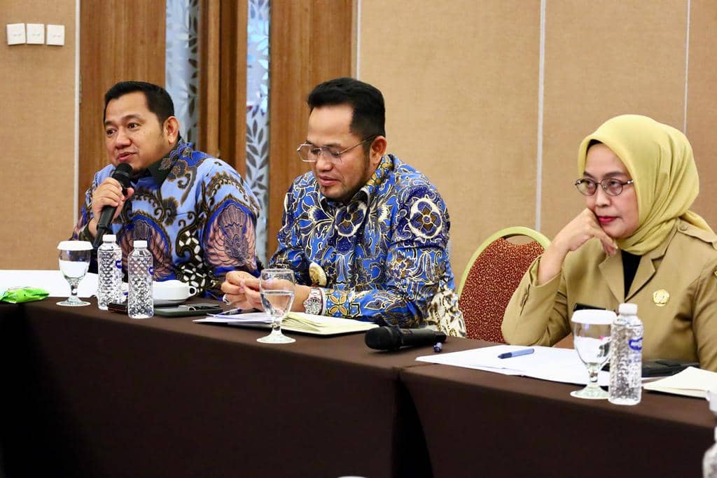 Bupati PPU Mudyat Noor bersama Gubernur Kaltim saat rapat dengan Kemendagri 