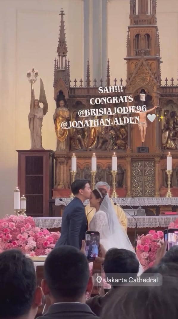 Brisia Jodie dan Jonathan Alden menikah