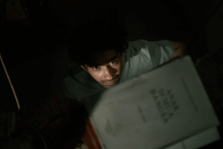 potret Reza Rahardian di film Laut Bercerita 