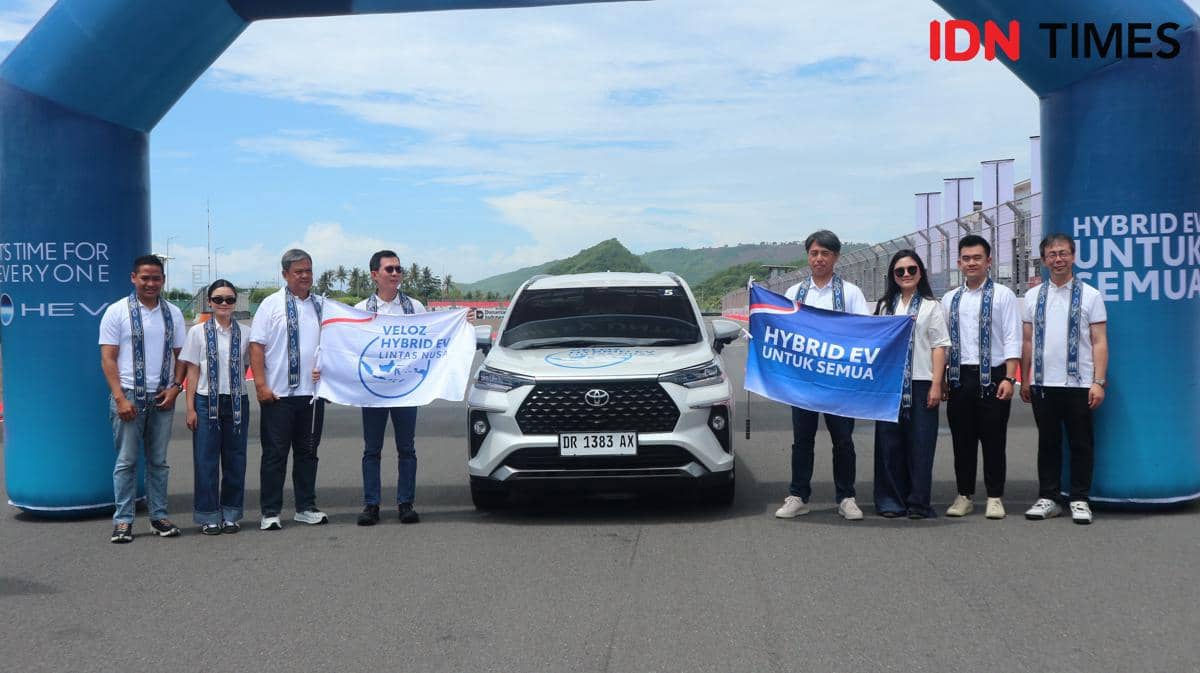 Pelepasan ekspedisi Veloz Hybrid Lintas Nusa di Sirkuit Mandalika, Lombok. (IDN Times/Dheri Agriesta). 