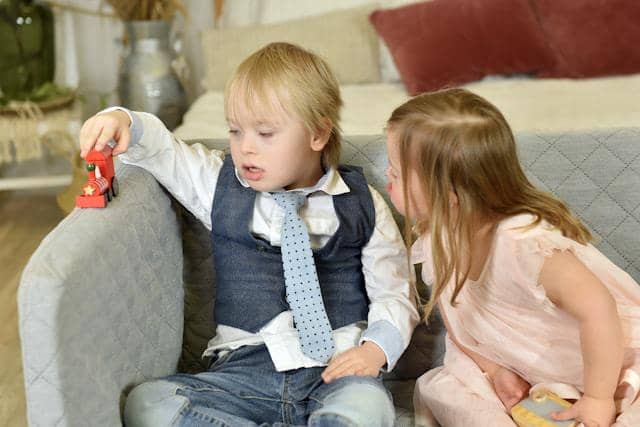 ilustrasi perbedaan dasi anak laki-laki dan perempuan