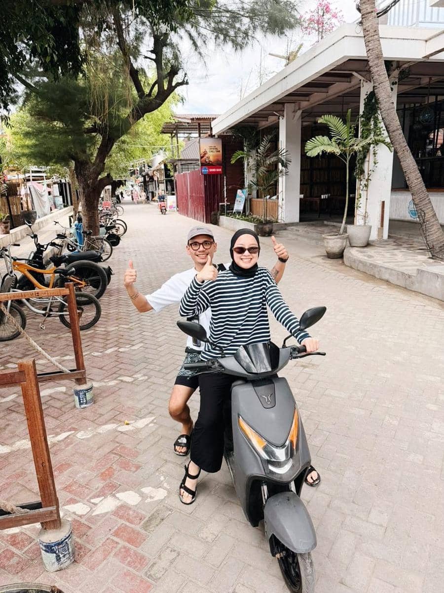Gita Savitri dan Paul Partohap liburan di Lombok.