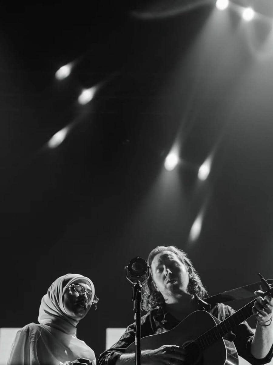 Feby Putri dan The Paper Kites