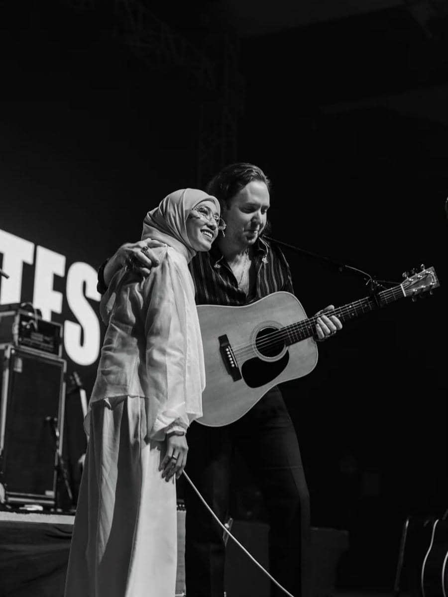 Feby Putri dan The Paper Kites