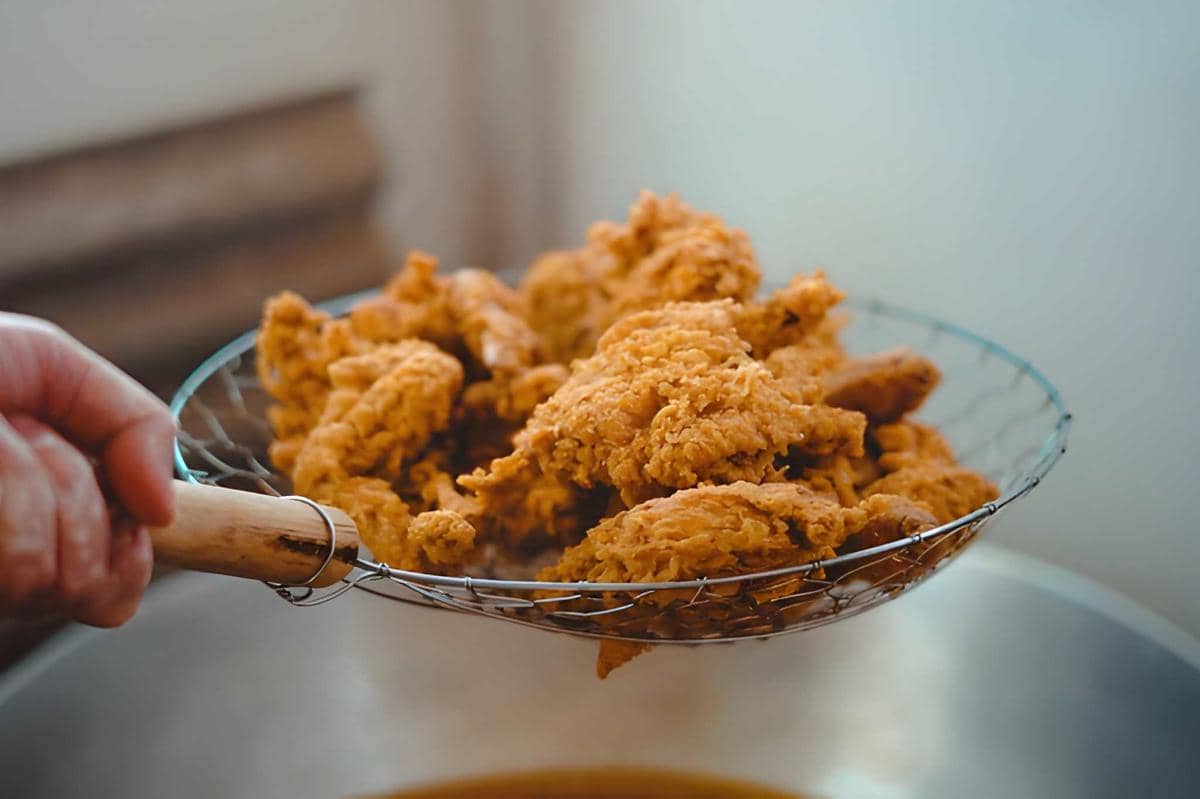 Ilustrasi menggoreng daging ayam