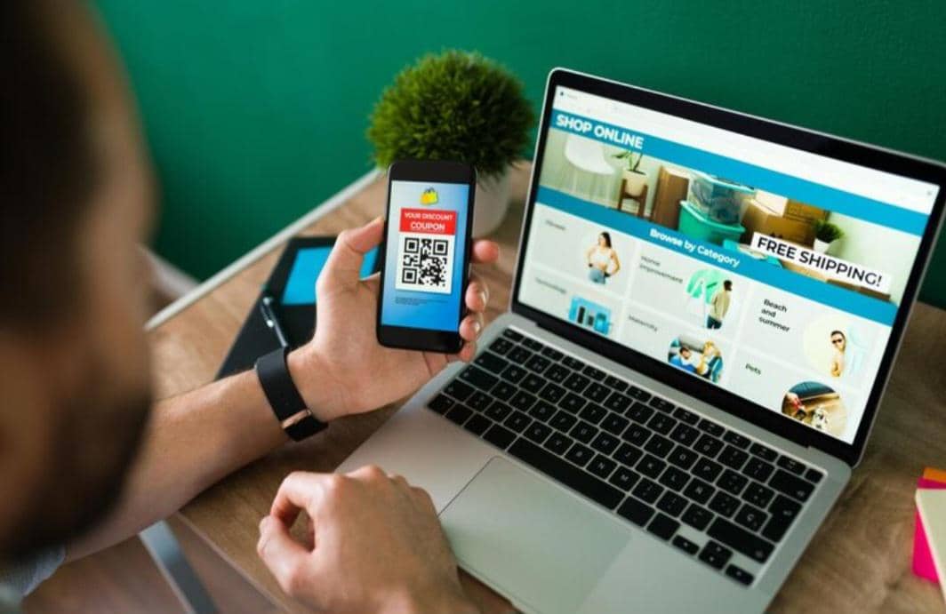 ilustrasi melihat situs belanja online (freepik.com/tonodiaz)