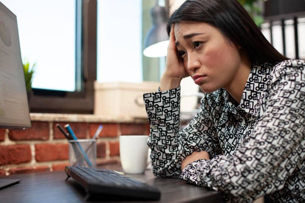 ilustrasi perempuan sedih