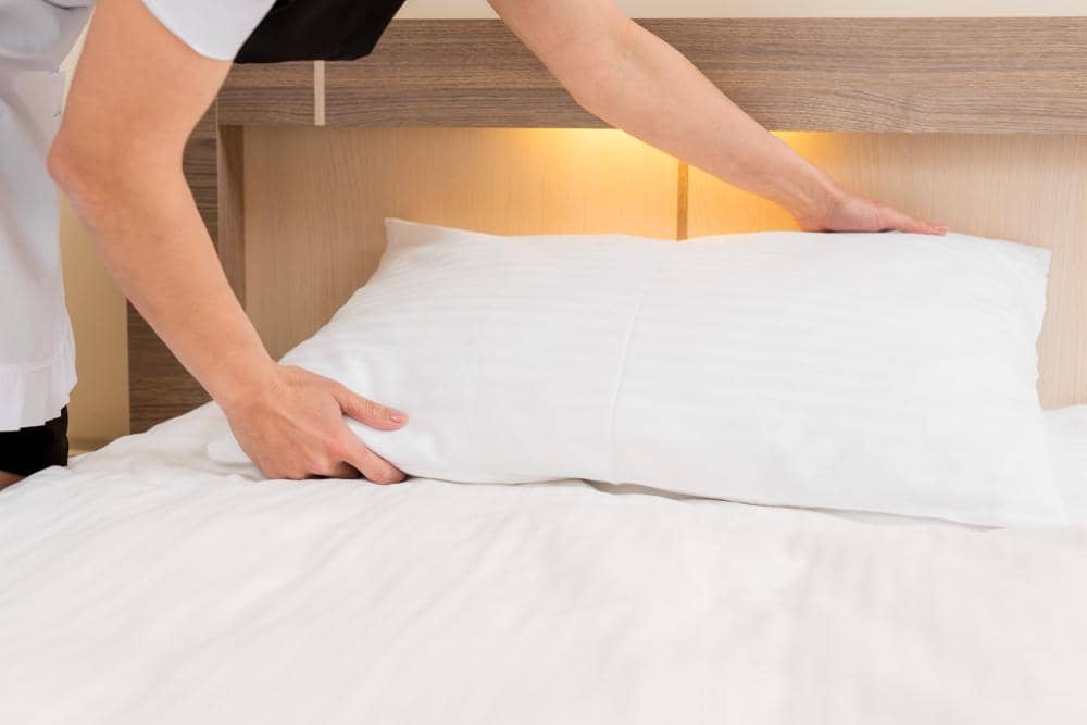 ilustrasi membersihkan sarung bantal