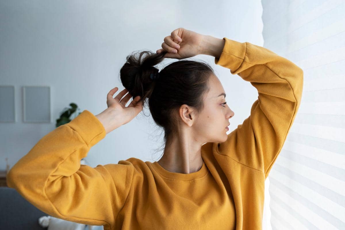 ilustrasi perempuan mengikat rambut