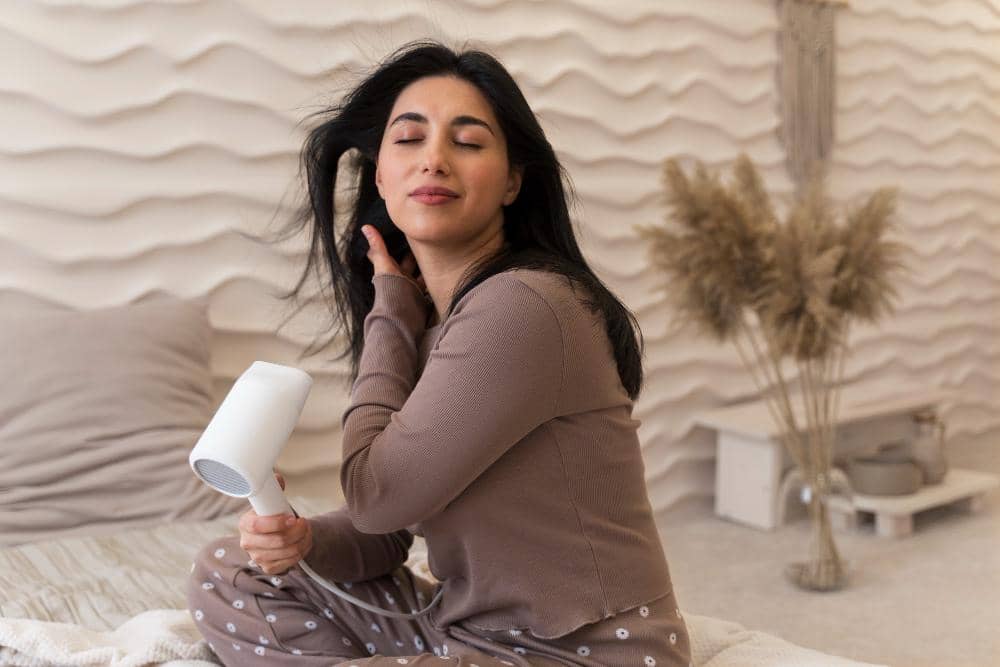 ilustrasi perempuan menggunakan hairdryer