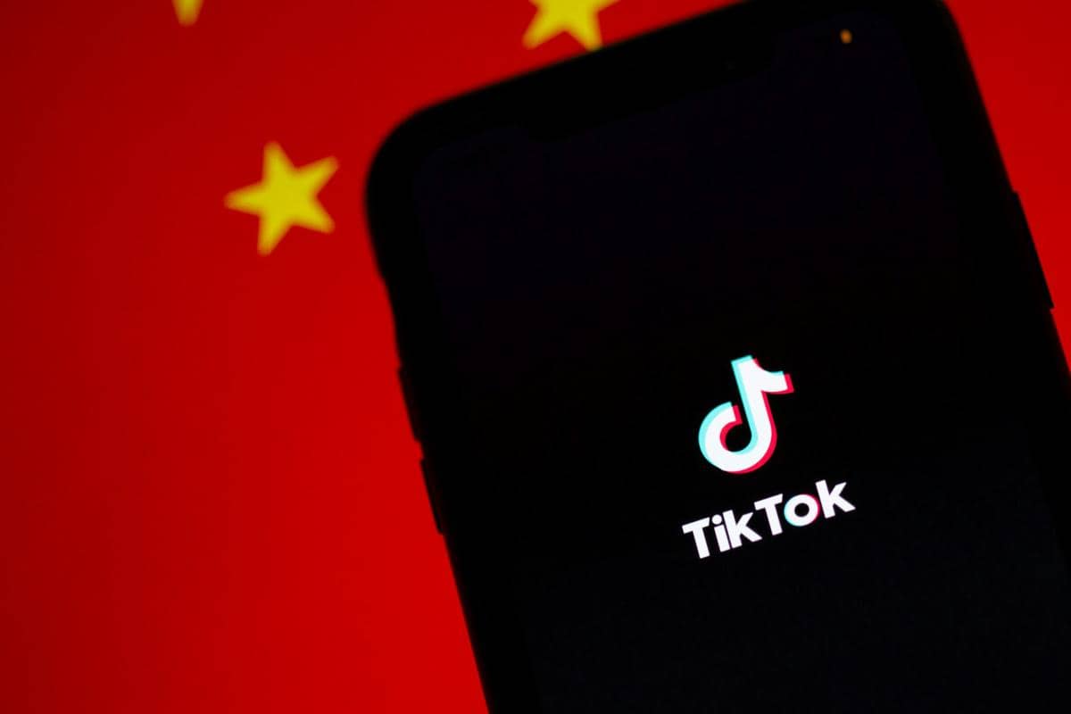 ilustrasi TikTok dengan latar belakang bendera China