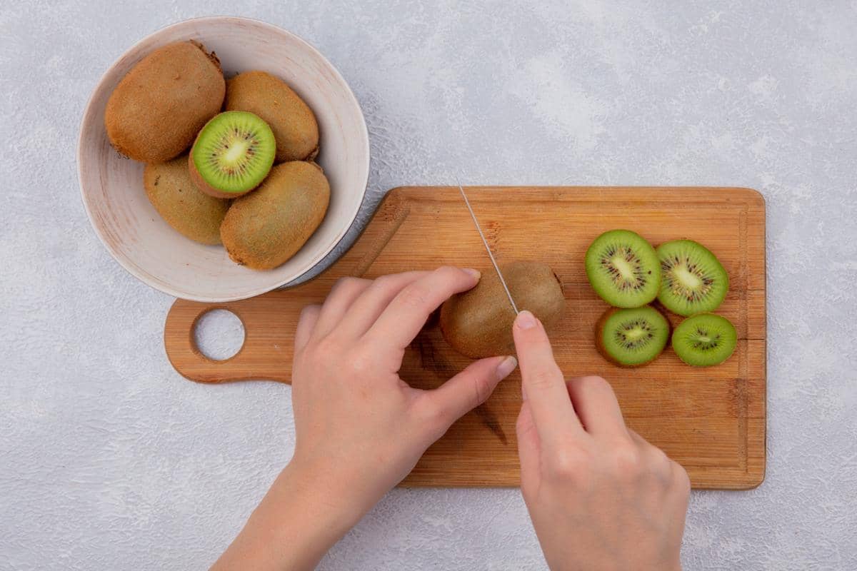 ilustrasi mengiris kiwi