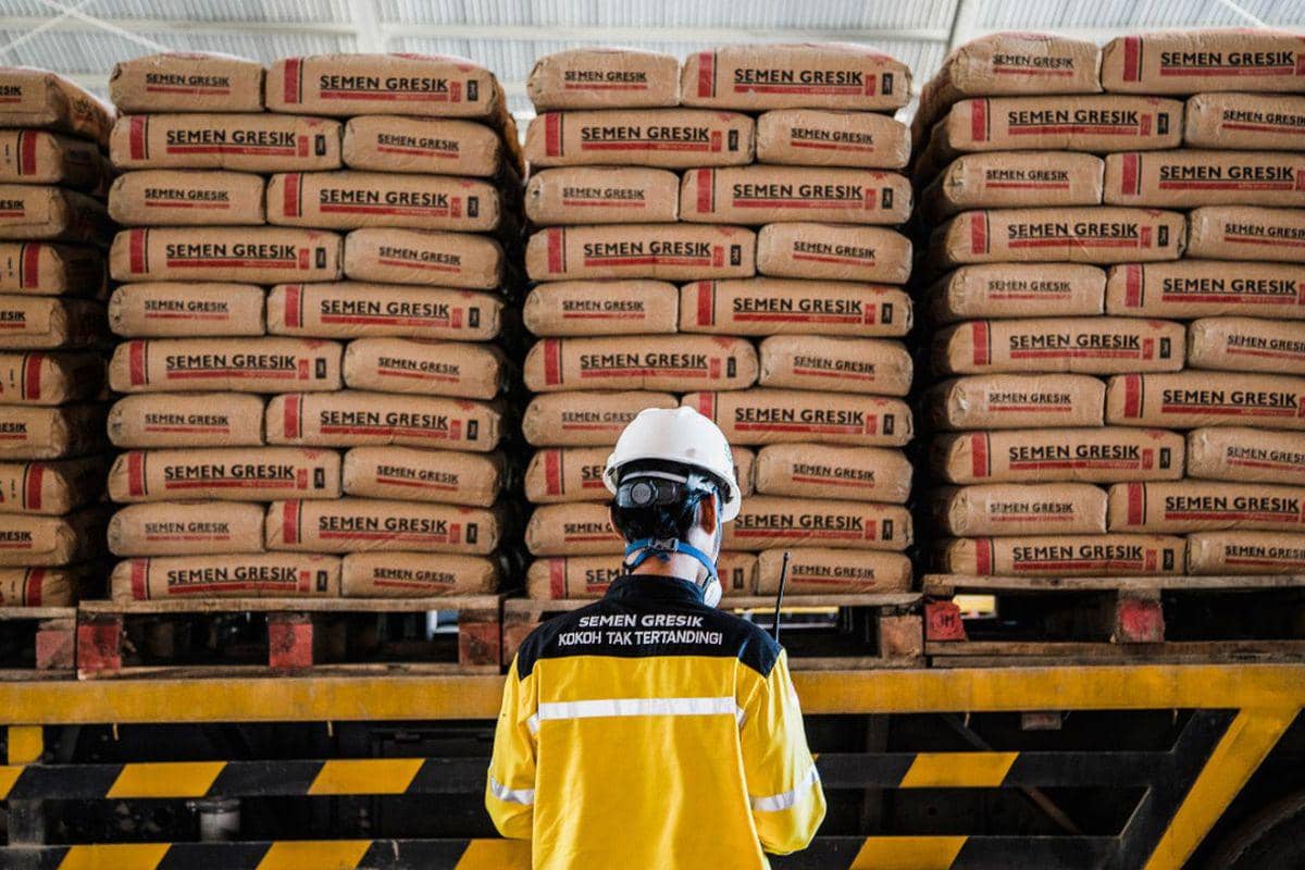 Salah seorang karyawan PT Semen Indonesia (Persero) Tbk