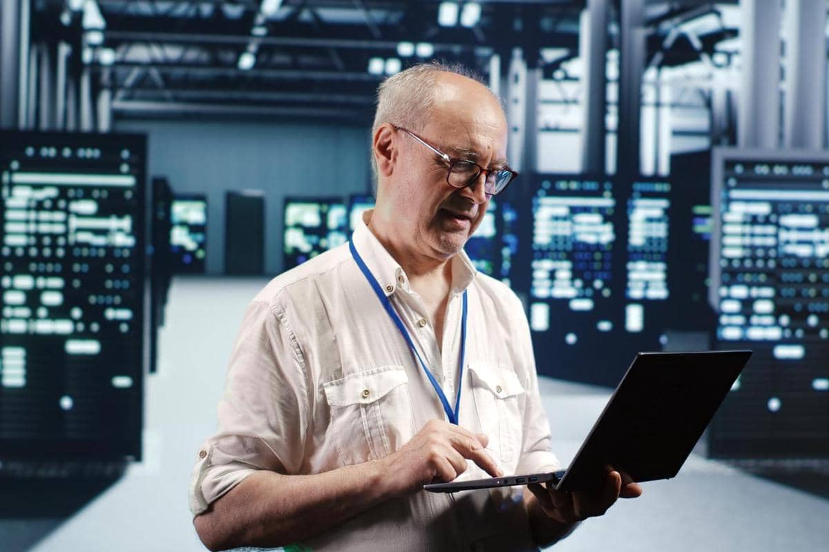 Ilustrasi teknisi cloud infrastructure