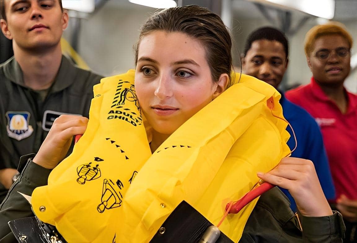 ilustrasi seseorang mengenakan life jacket