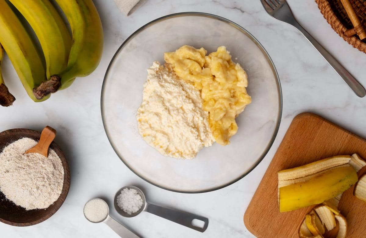 ilustrasi membuat banana bread