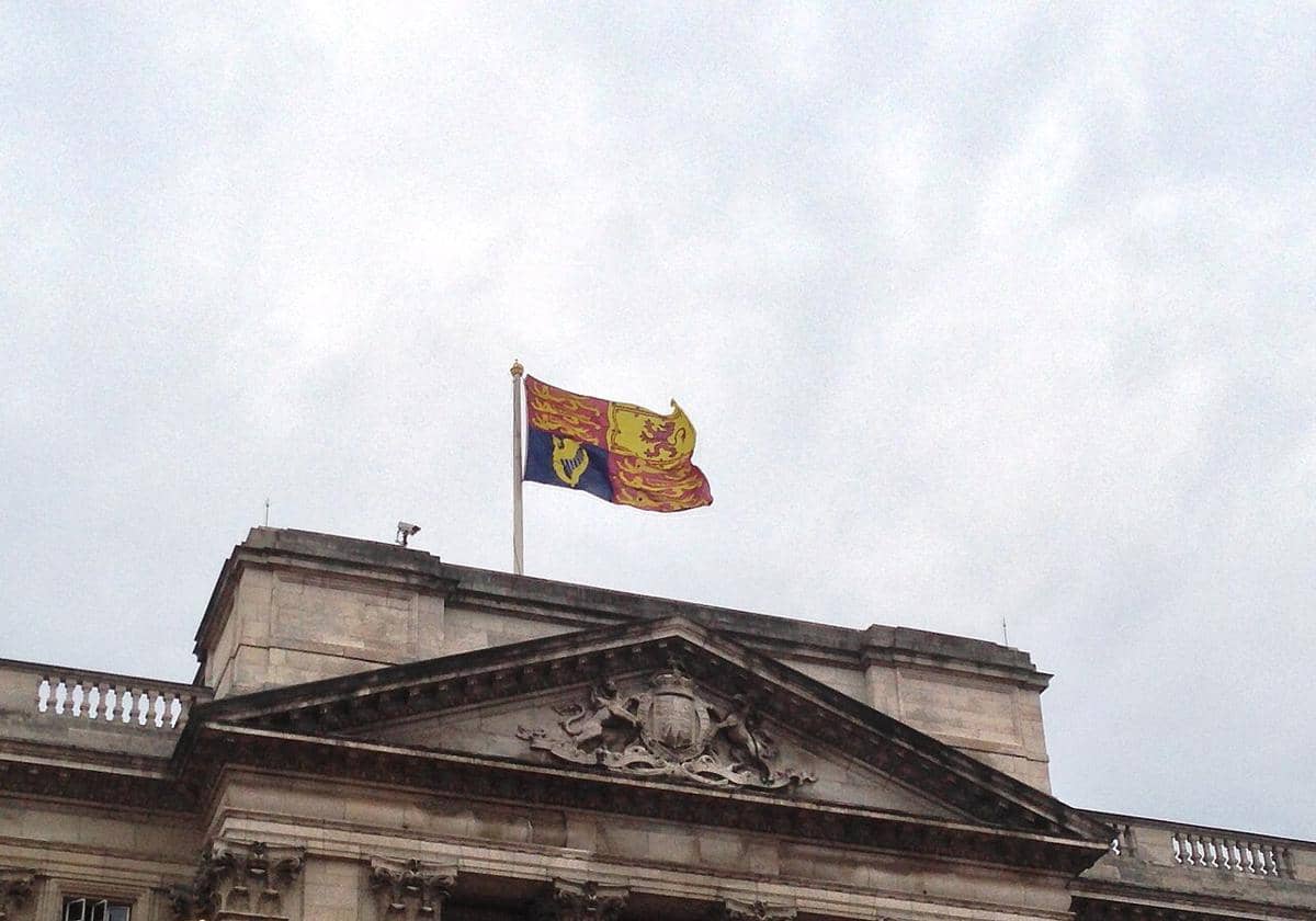 Bendera Royal Standard yang berkibar di atas Istana Buckingham di London, Inggris