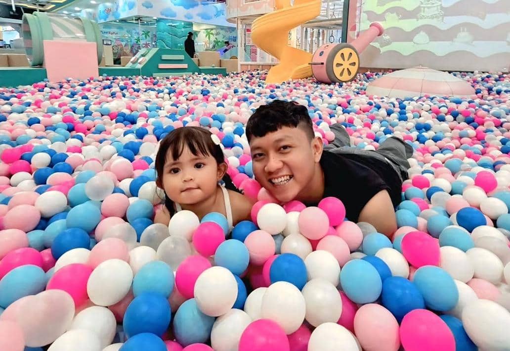 momen Denny Caknan dan Dek Cunda mandi bola