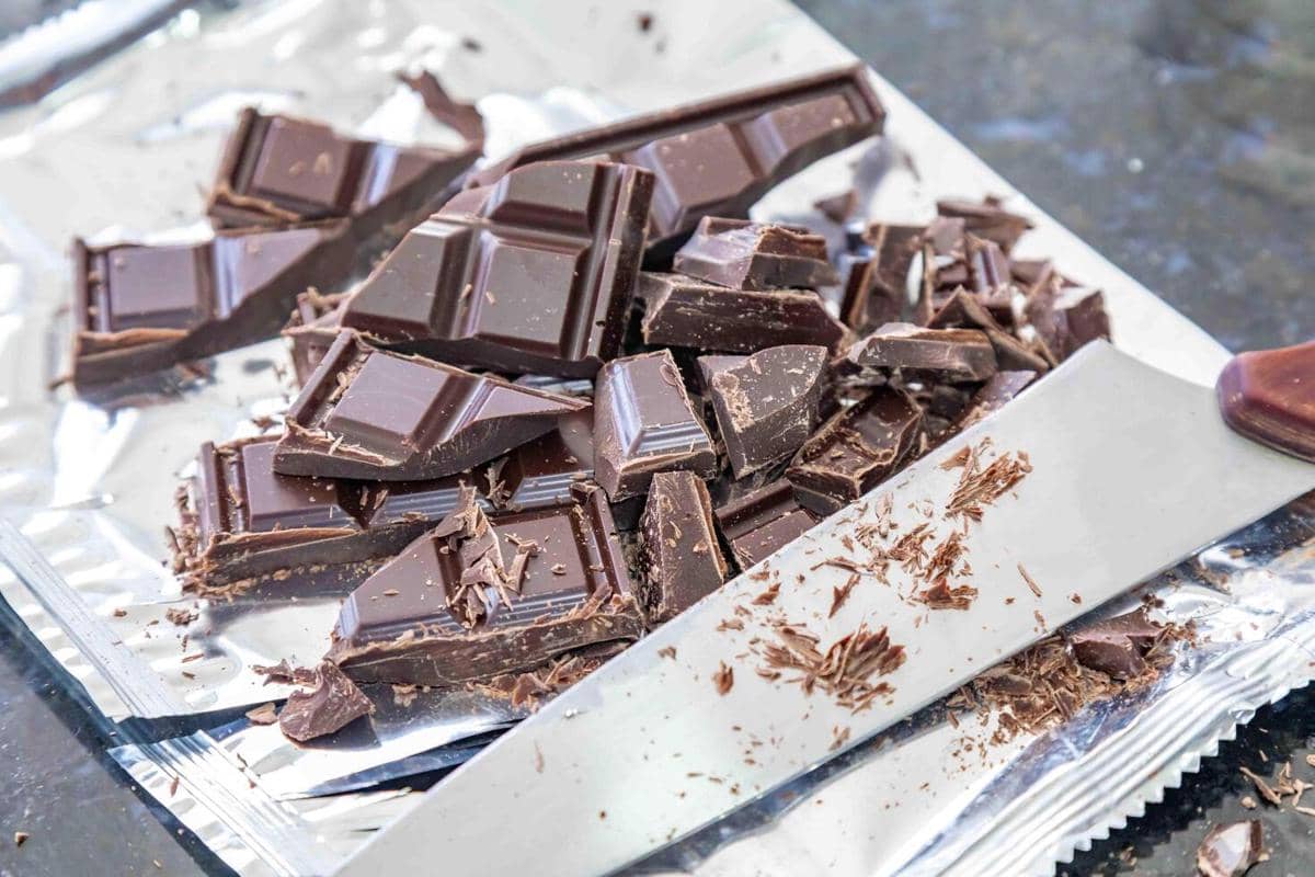 Potret memotong cokelat menjadi bagian kecil