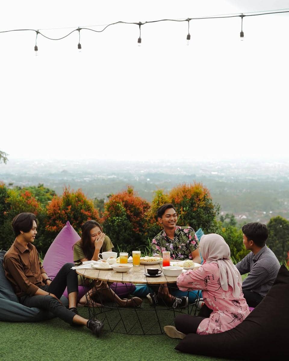 suasana ceria saat makan bersama di Taman Langit