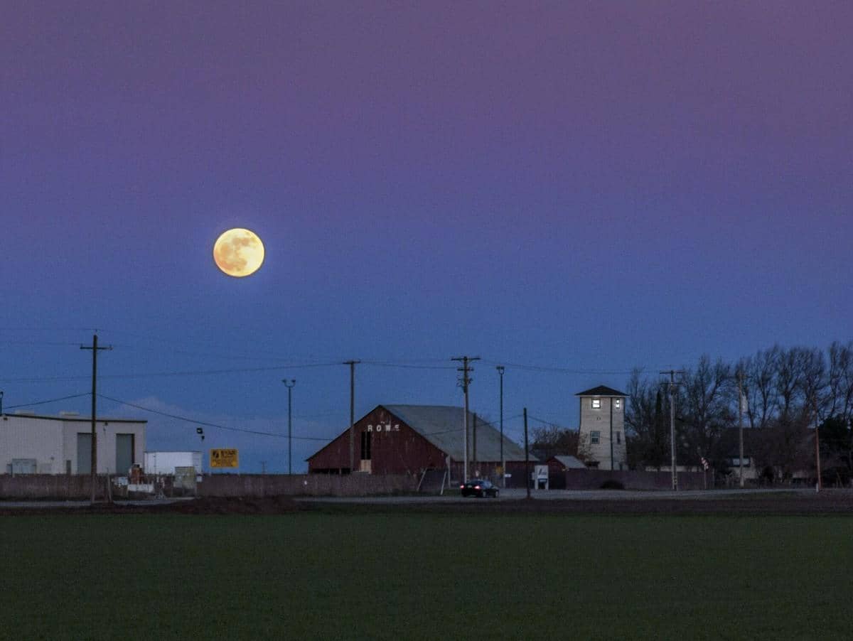 Ilustrasi cold moon yang tampak lebih dingin secara visual