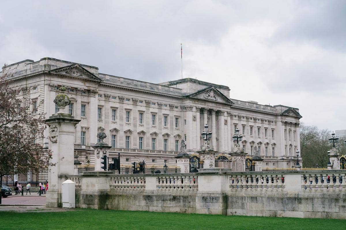 Istana Buckingham, kediaman resmi Raja dan pusat monarki konstitusional Inggris