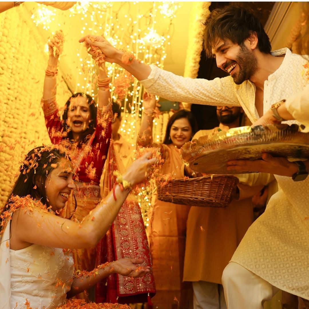 upacara Haldi adik Kartik Aaryan