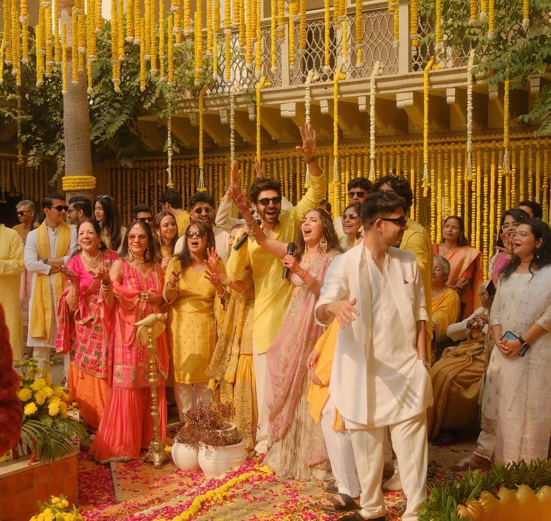 upacara Haldi adik Kartik Aaryan