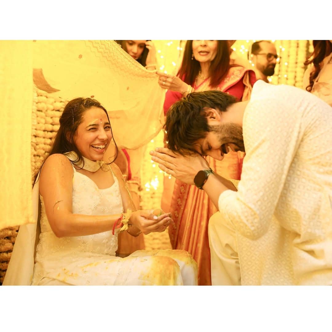 upacara Haldi adik Kartik Aaryan