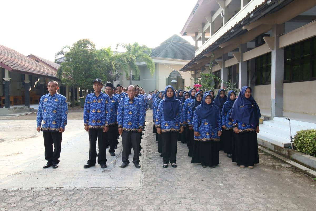 guru PNS sedang berbaris