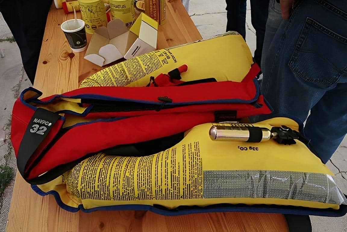 ilustrasi life jacket di pesawat