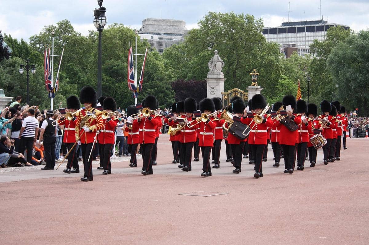 Upacara Pergantian Penjaga di Istana Buckingham di London, Inggris yang melibatkan serah terima tugas antara Penjaga Lama dan Penjaga Baru