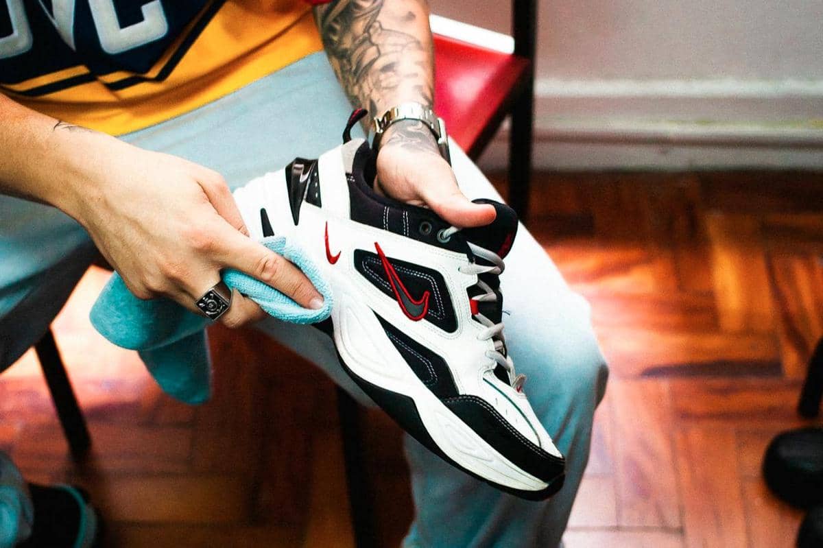 ilustrasi pria membersihkan sepatu